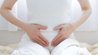 産後お腹に力が入りにくいと感じている女性