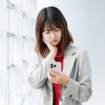 スマホで不良姿勢の女性