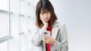 スマホで不良姿勢の女性