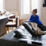 部屋で不良姿勢で座ってくつろぐ女性