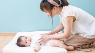 前かがみで育児をする女性