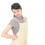 産後の腰痛に悩む様子