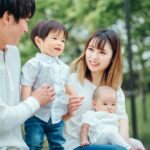 産後の骨盤ケアでママが元気になり、家族でお出かけしているイメージ