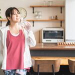 水分補給をする産後の女性