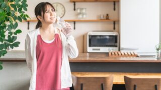 水分補給をする産後の女性