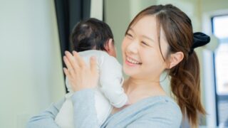 抱っこで身体を揺らしながら子供をあやす女性