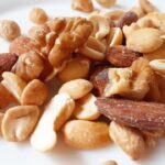 脂質は悪者にされがちですが、必要な栄養素。フィッシュオイルやナッツ類などの良質な脂質を摂ることを心がけましょう。