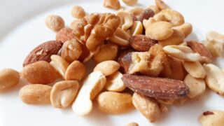 脂質は悪者にされがちですが、必要な栄養素。フィッシュオイルやナッツ類などの良質な脂質を摂ることを心がけましょう。