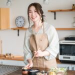 産後の栄養を考えて食事を作る産後ママ