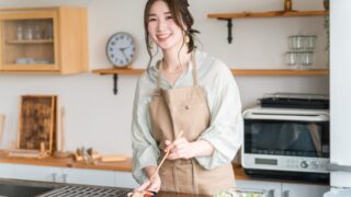 産後の栄養を考えて食事を作る産後ママ