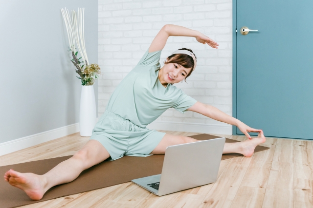 そのストレッチ大丈夫?「自己流の産後骨盤ケア」に多い逆効果のパターン