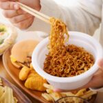 ゴールデンウィークに食べすぎてしまった女性