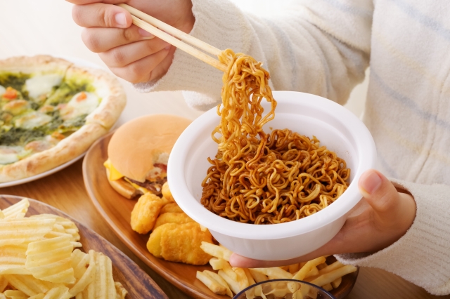 1日分を一度に食べすぎていませんか?「まとめ食い」が体に負担になる理由