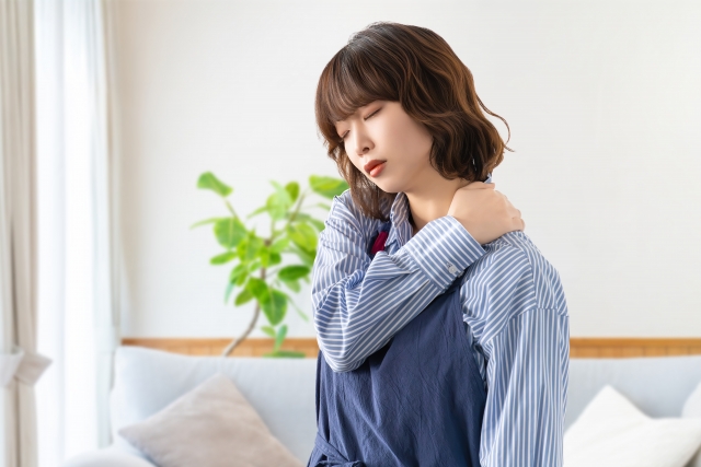 授乳×スマホで肩こりが辛い?やめられないスマホを“楽にする”3つのコツ
