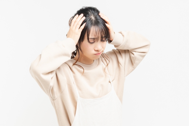 悩んでいる女性