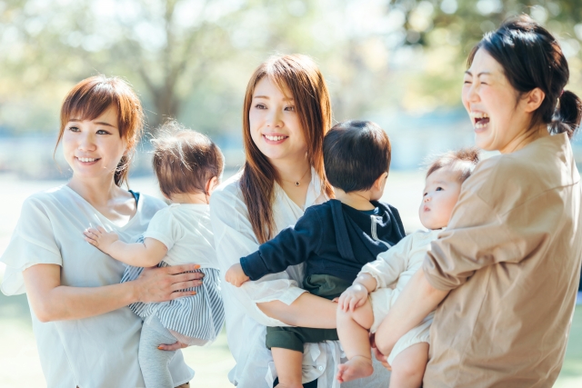 抱っこの仕方で産後の恥骨痛の負担を減らす