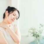 肩こりに悩む女性