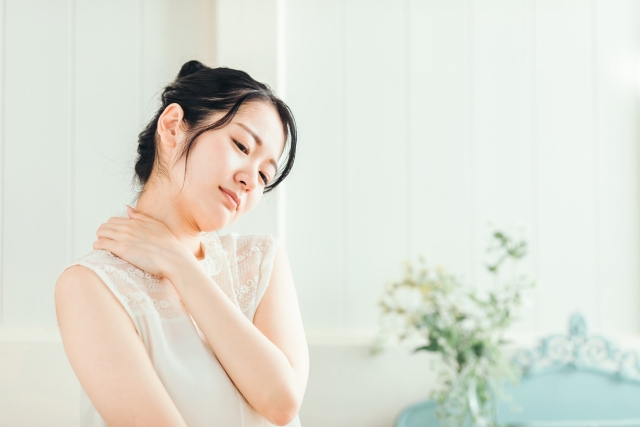 肩こりに悩む女性