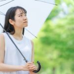 雨の日、憂鬱な気分の女性