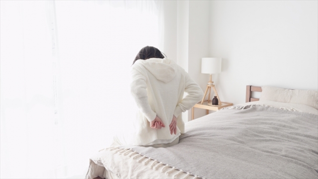寝返りで腰痛がつらい産後ママへ