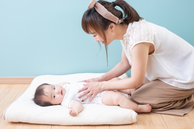 オムツ替えも授乳も「前かがみ」の連続。産後ママの腰と身体を守る10秒リセット