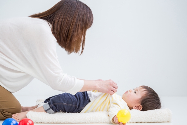お風呂上がりの着替えで腰痛がつらい産後ママへ|前かがみを減らす小さな工夫