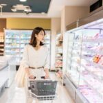 買い物をする女性