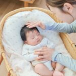 赤ちゃんを寝かしつける女性