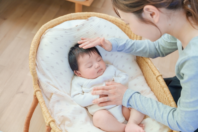 「赤ちゃんが泣くかも」という緊張感だけで、ママの肩は無意識に上がっている【産後の肩こり】