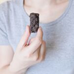 つまみ食いをする女性