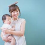 赤ちゃんを抱っこする女性