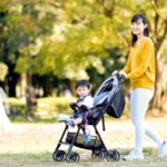 工夫してのウォーキングで、産後の腰痛にならずに笑顔で歩く女性