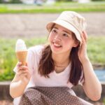 アイスクリームを食べる女性