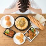 夜ご飯を我慢する女性