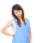 産後の腰痛に悩む女性