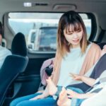 お盆休みに車で帰省する家族