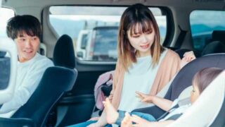 お盆休みに車で帰省する家族