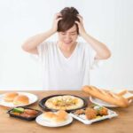 イライラして食べ過ぎてしまう女性
