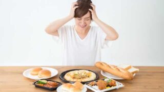 イライラして食べ過ぎてしまう女性