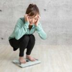 産後ダイエットをして、体重に一喜一憂する女性