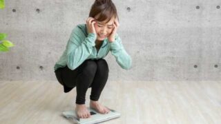 産後ダイエットをして、体重に一喜一憂する女性