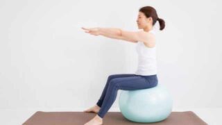 産後、インナーマッスルを鍛える女性