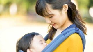 抱っこ紐で赤ちゃんを抱っこする女性