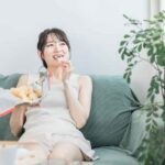 産後ダイエット中にチートデイをする女性