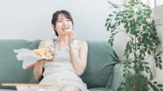産後ダイエット中にチートデイをする女性