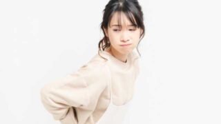 産後の腰痛に悩む女性